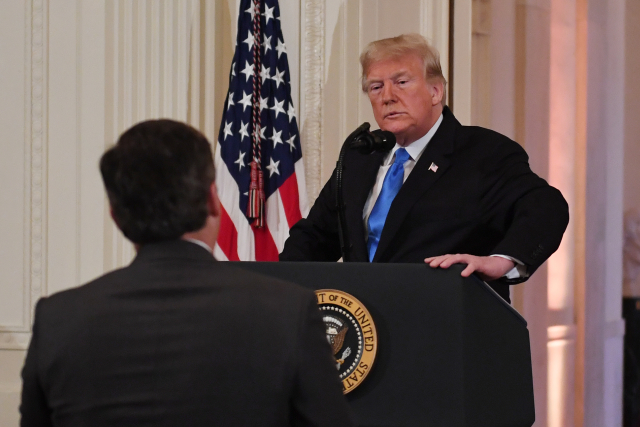 Donald Trump v diskuzi s Jimem Acostou. 