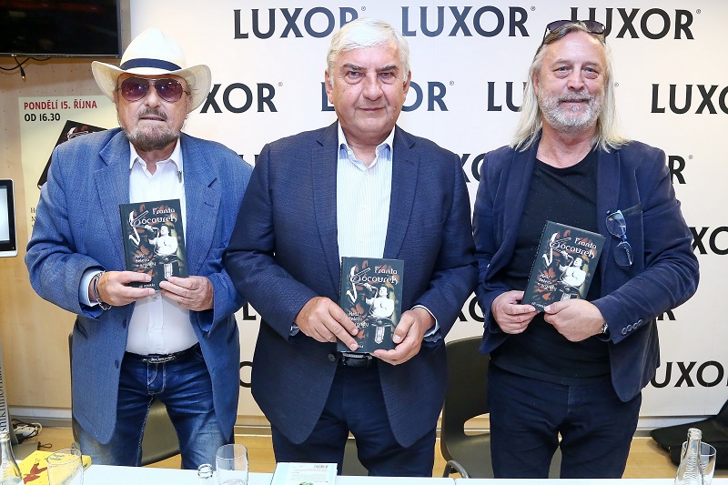 Miroslav Donutil na křtu knihy Franta Kocourek, král železa a srandy, vlevo legenda brněnské country Walda Plch, vpravo autor knihy Jiří Vondrák.