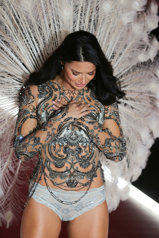 Dojatá Adriana Lima.