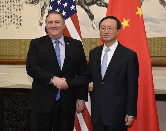 Americký ministr zahraničí Mike Pompeo (vlevo) a čínský státní tajemník Jang Ťie-čch'. Americký ministr zahraničí Mike Pompeo (vlevo) a čínský státní tajemník Jang Ťie-čch'.