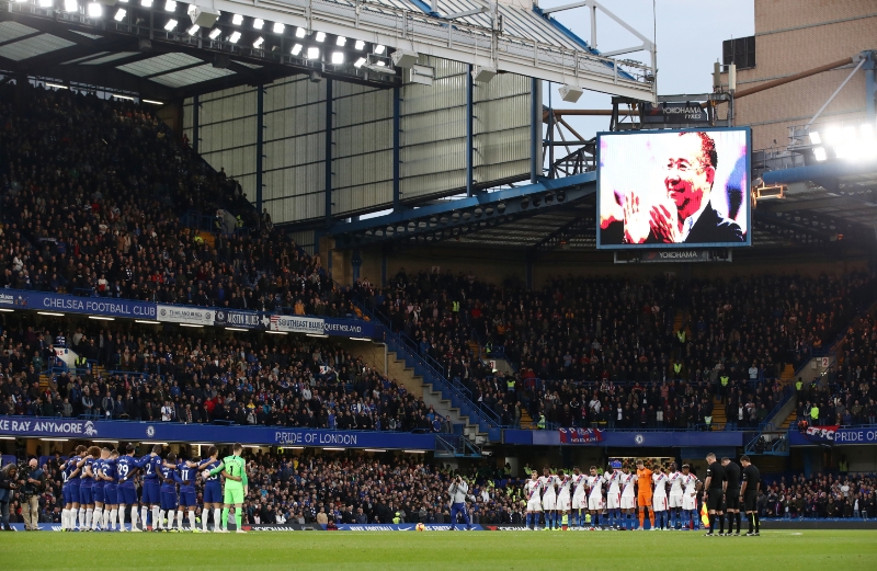 Leicester uctil památku majitele na stadionu Chelsea, nyní se vše chystá doma. 
