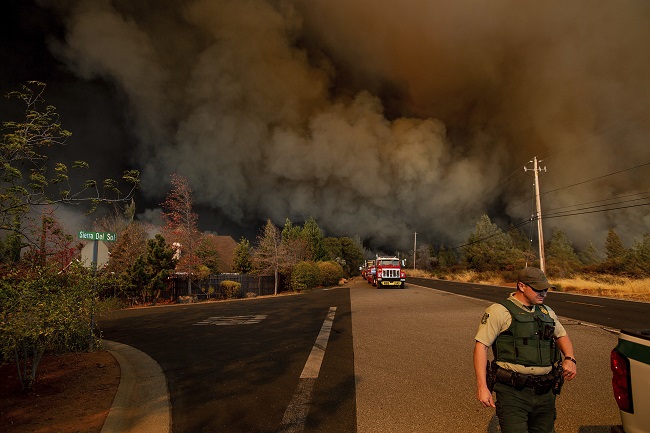 Požár nazvaný Camp fire už podle úřadů zničil přes 6500 budov a zabírá plochu 364 kilometrů čtverečných. Požár nazvaný Camp fire už podle úřadů zničil přes 6500 budov a zabírá plochu 364 kilometrů čtverečných.
