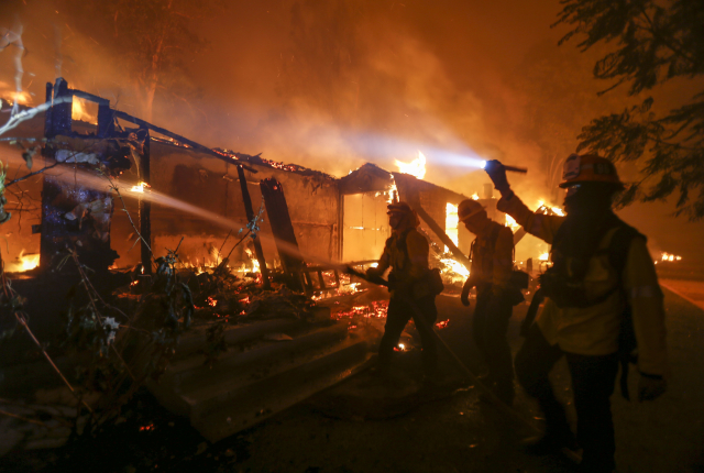 V oblasti kolem Los Angeles je požárem Woolsey ohroženo 75 tisíc domů. V oblasti kolem Los Angeles je požárem Woolsey ohroženo 75 tisíc domů.