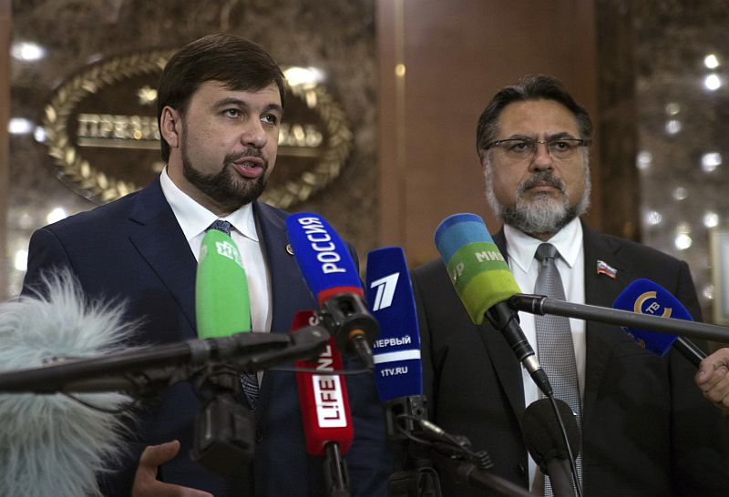 Lídři separatistů Denis Pušilin (vlevo) Vladislav Deinego na snímku z roku 2015.