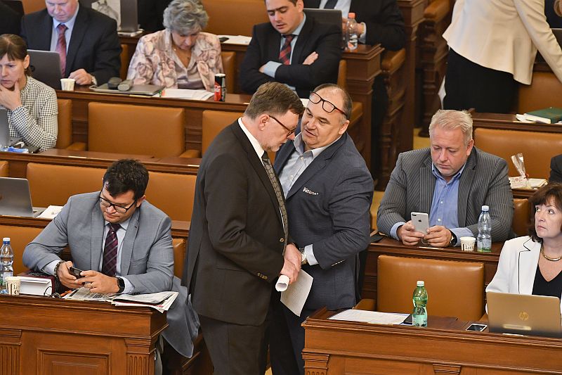 Předseda poslaneckého klubu ODS Zbyněk Stanjura (vpředu druhý zleva) a poslanec ČSSD Jan Birke.