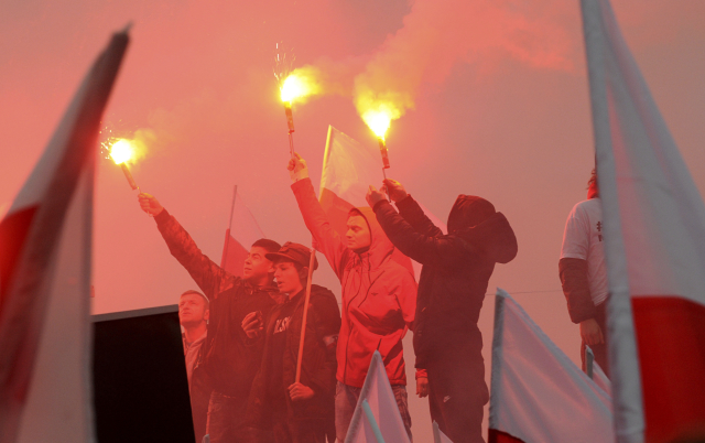 Účastníci pochodu za sto let nezávislosti Polska ve Varšavě. Účastníci pochodu za sto let nezávislosti Polska ve Varšavě.