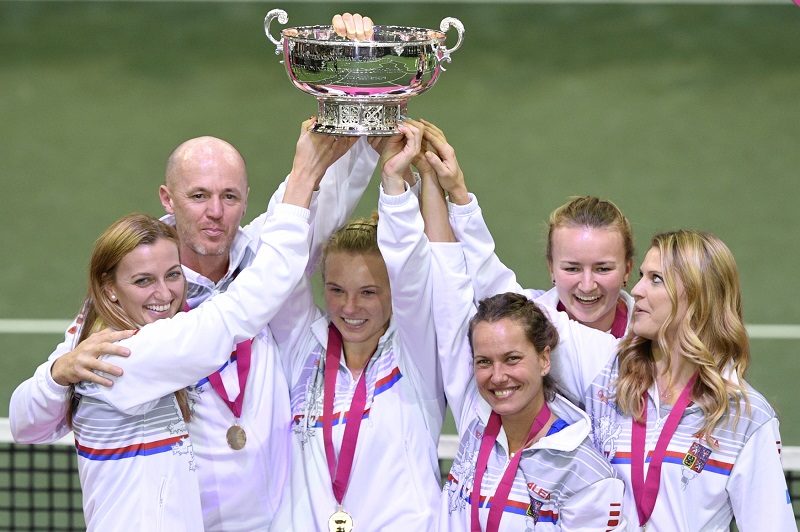 Český fedcupový tým se raduje z trofeje. Zleva: Petra Kvitová, kapitán Petr Pála, Kateřina Siniaková, Barbora Strýcová, Barbora Krejčíková a Lucie Šafářová.