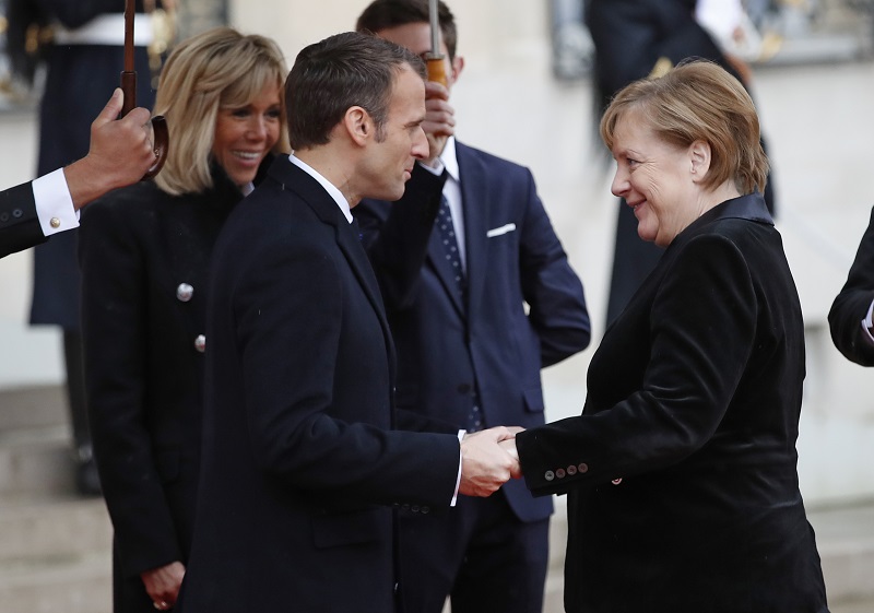 Francouzský prezident Emmanuel Macron se zdraví s německou kancléřkou Angelou Merkelovou. Francouzský prezident Emmanuel Macron se zdraví s německou kancléřkou Angelou Merkelovou.