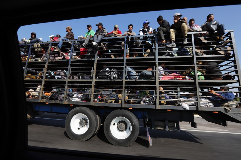 První migranti se dostali k hranici Mexika s USA.