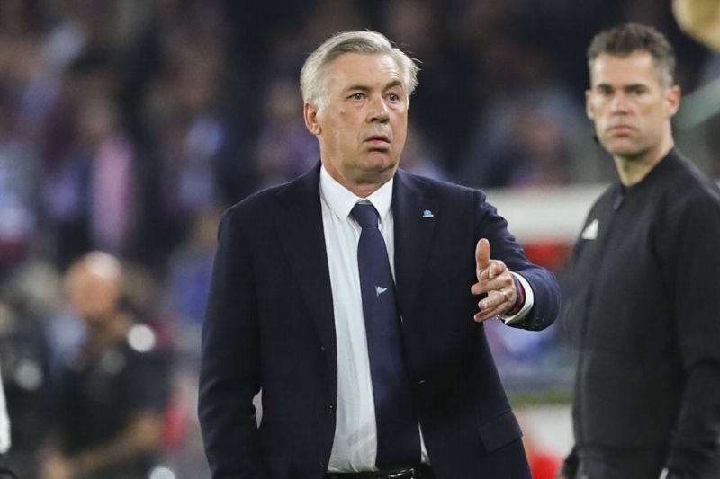 Carlo Ancelotti byl v Neapoli hodně zaskočen chováním fanoušků. Carlo Ancelotti byl v Neapoli hodně zaskočen chováním fanoušků.