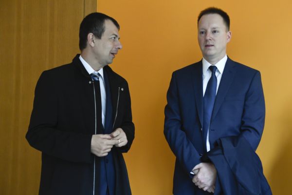Obžalovaný někdejší šéf sekce vyzbrojování ministerstva obrany Jiří Staněk (vpravo).