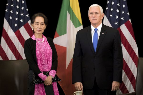 Americký viceprezident Mike Pence a barmská vůdkyně Do Aun Schan Su Ťij.