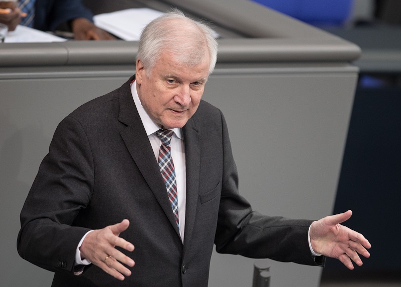 Horst Seehofer chce pokračovat ve funkci ministra vnitra, podle německých občanů by ale měl skončit.