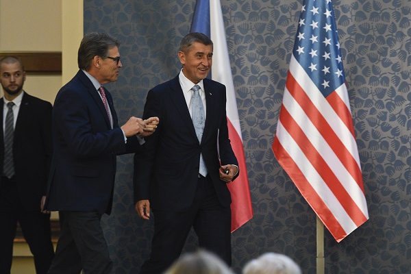 Americký ministr energetiky Rick Perry s Andrejem Babišem. Americký ministr energetiky Rick Perry s Andrejem Babišem.