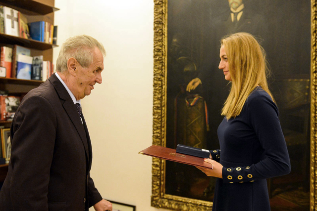 Prezident Miloš Zeman při předal vyznamenání tenistce Petře Kvitové.