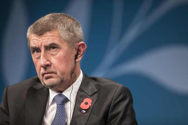 Andrej Babiš má v mezinárodních médiích z ostudy kabát.