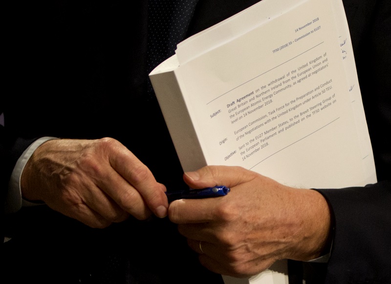 Evropský vyjednavač Michel Barnier drží v ruce část dokumentu. Evropský vyjednavač Michel Barnier drží v ruce část dokumentu.