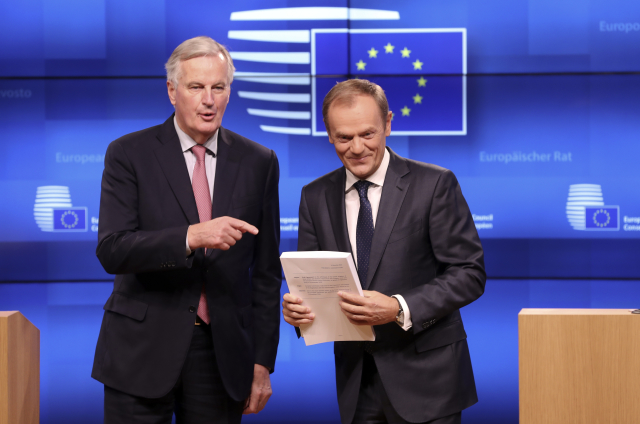 Michel Barnier (vlevo) a Donald Tusk.