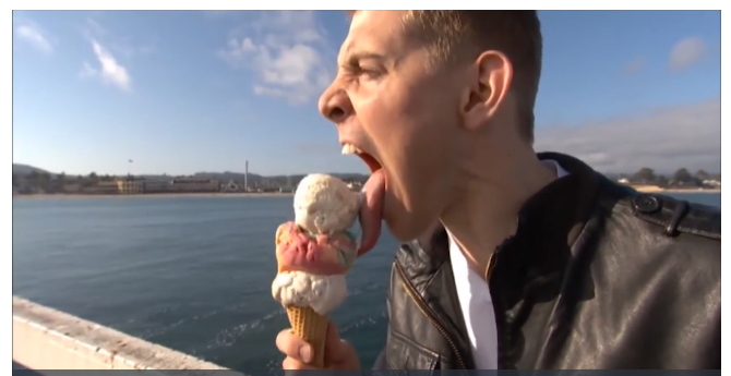 Muž z Kalifornie má nejdelší jazyk na světě.