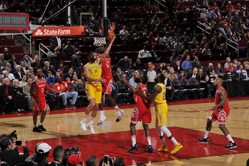 Basketbalisté Houstonu porazili Golden State Warriors.