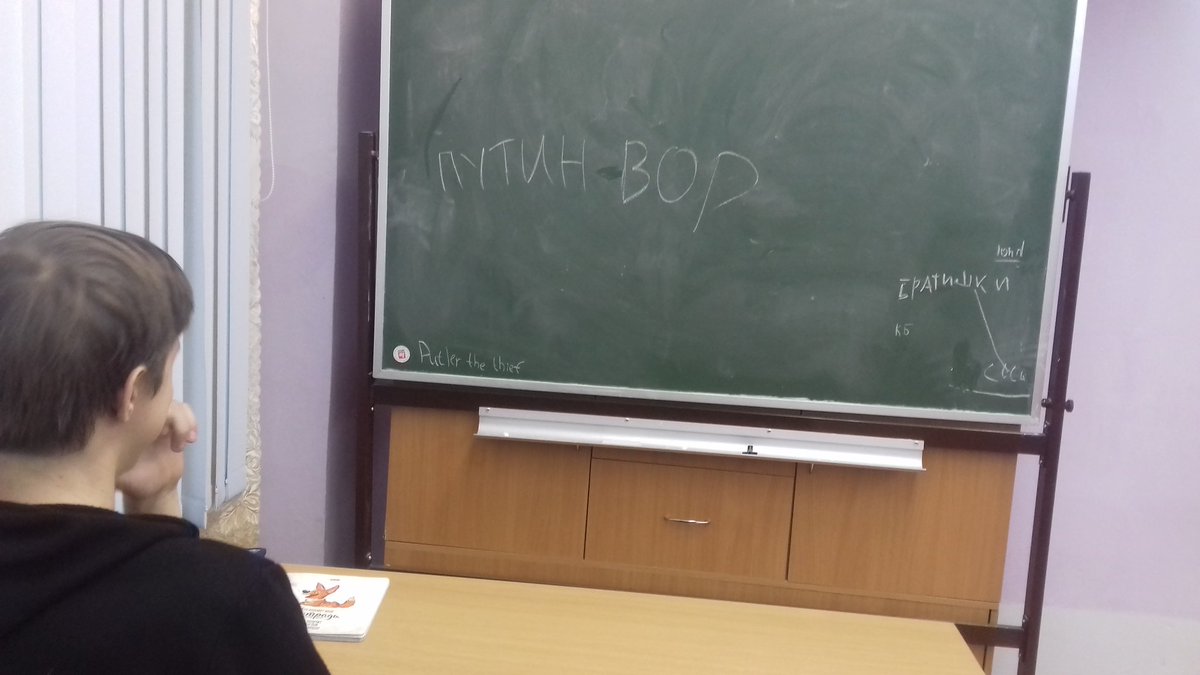 Nápis "Putin vor" (Putin je zloděj) na školní tabuli. 