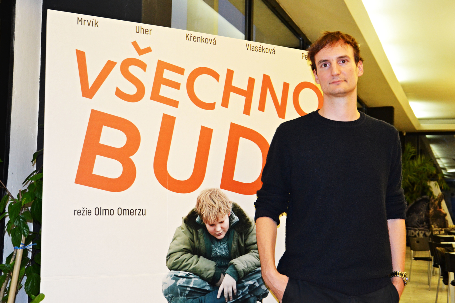 Režisér filmu Všechno bude Olmo Omerzu. 