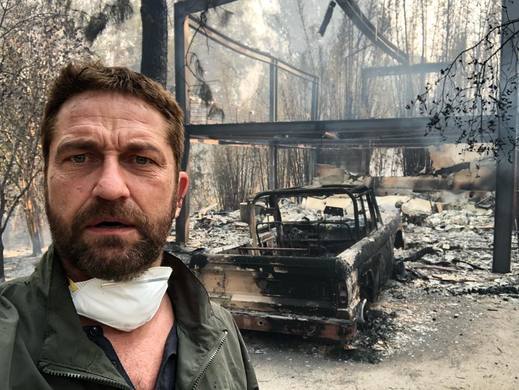 Gerard Butler u trosek svého domu.