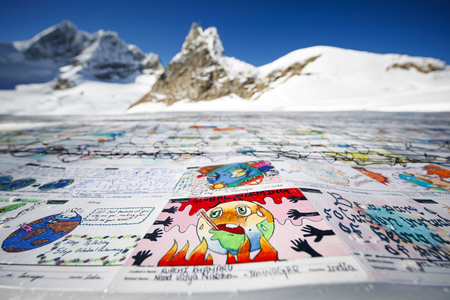 Pohlednice u paty ledovce Aletschgletscher složená ze 1225 tisíc lístků.