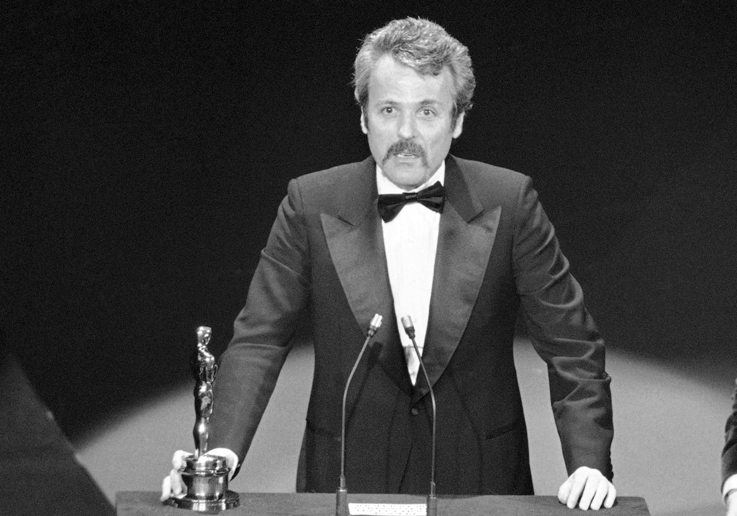Americký scenárista William Goldman přebírá Oscara (1977). Americký scenárista William Goldman přebírá Oscara (1977).