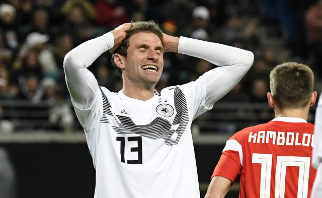 Thomas Muller po neproměněné šanci proti Rusku v přátelském utkání.