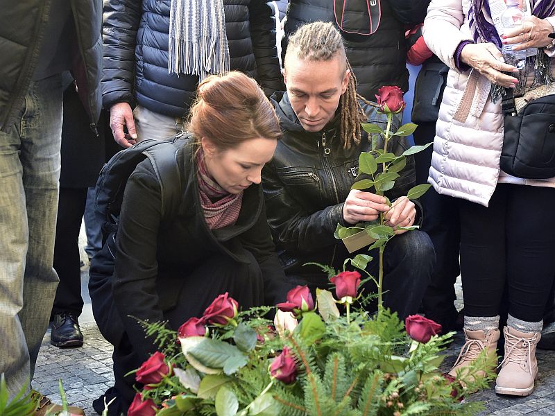 Předseda Pirátů Ivan Bartoš se svou manželkou Lydií Frankou pokládají 17. listopadu pietní kytici na Národní.