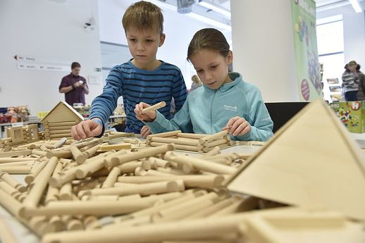 Děti si mohou vyzkoušet postavit stavebnice z různých materiálů.