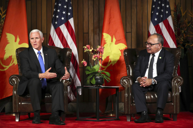 Americký viceprezident Mike Pence s premiérem Papui-Nové Guinei Peterem O'Neillem. Americký viceprezident Mike Pence s premiérem Papui-Nové Guinei Peterem O'Neillem.