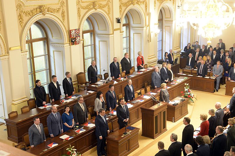 Návrhy poslanců poslanců na přesuny peněz uvnitř státního rozpočtu zahrnují celkem více než dvacet miliard korun. Návrhy poslanců poslanců na přesuny peněz uvnitř státního rozpočtu zahrnují celkem více než dvacet miliard korun.