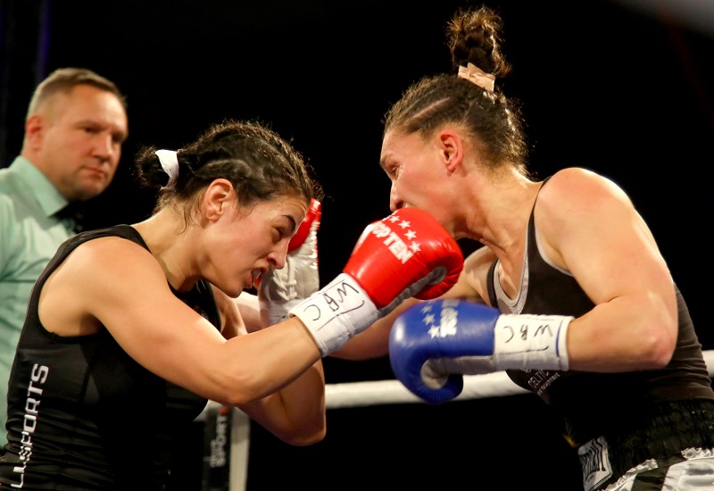 První porážku v profesionálním ringu si v sobotu večer v německé Desavě připsala česká boxerka Lucie Sedláčková (na snímku vpravo).