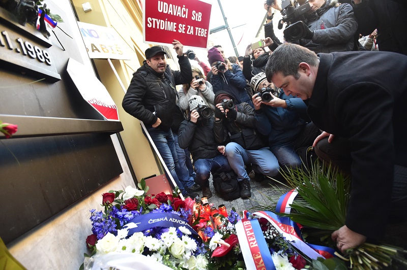 Také předseda ČSSD Jan Hamáček položil na Národní třídě květiny. Také předseda ČSSD Jan Hamáček položil na Národní třídě květiny.