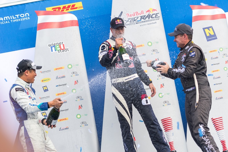 Český pilot Martin Šonka vyhrál  poprvé sérii Red Bull Air Race.