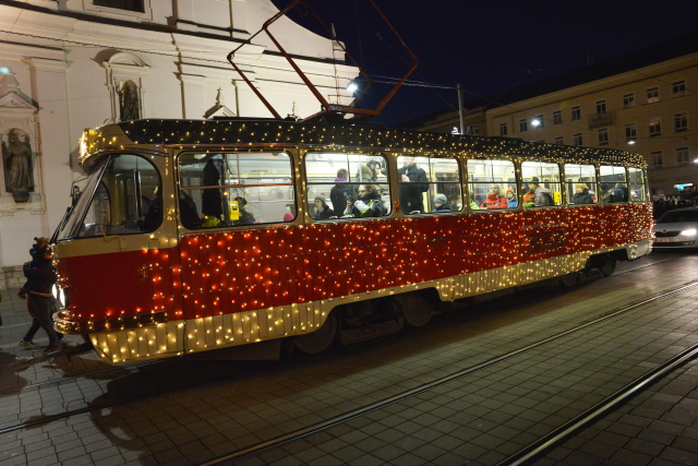 Vánoční tramvaj bude jezdit po Brně. Vánoční tramvaj bude jezdit po Brně.