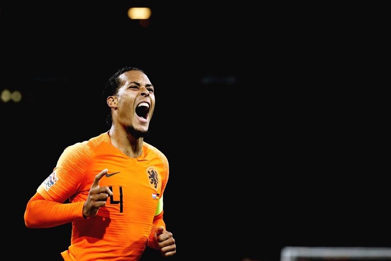 Virgil van Dijk utěšoval hlavního sudího, jemuž zemřela matka. Virgil van Dijk utěšoval hlavního sudího, jemuž zemřela matka.