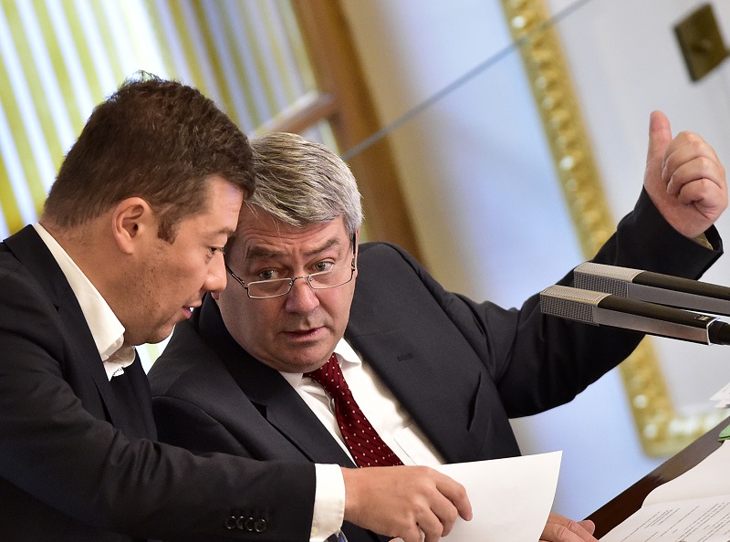 Předseda komunistů Vojtěch Filip (vpravo) na plénu Poslanecké sněmovny při diskuzi s Tomiem Okamurou.