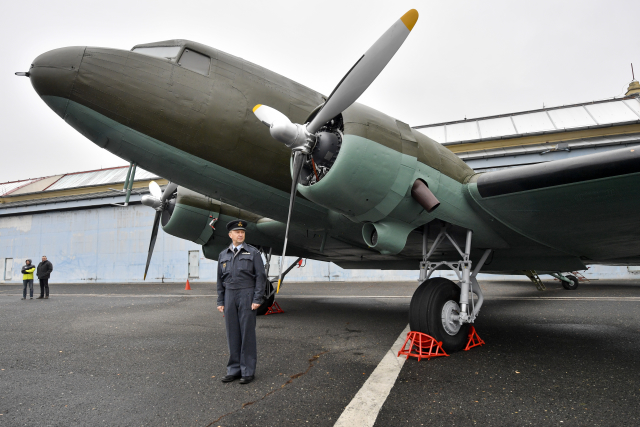 Vojenský transportní letoun Douglas DC-3 Dakota.