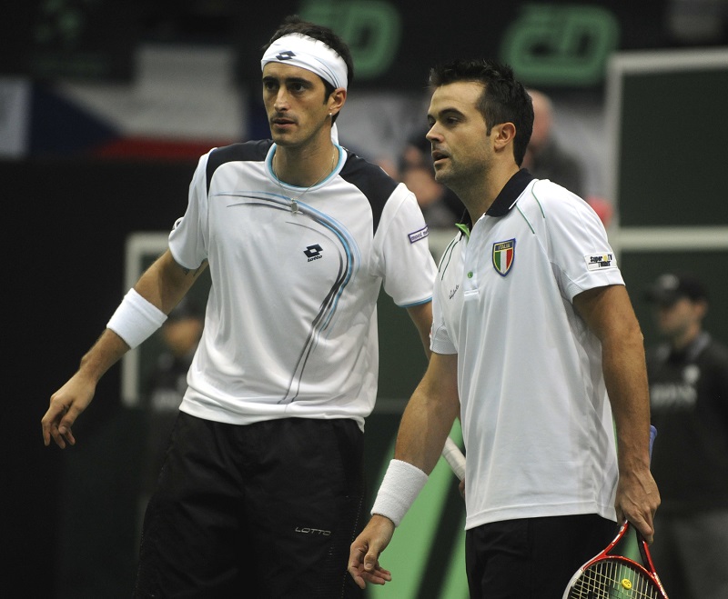Italští tenisté Daniele Bracciali a Potito Starace dostali v sedm let staré kauze ovlivňování zápasů na turnaji ATP v Barceloně mnohaletý distanc.