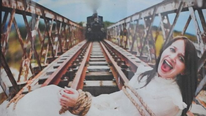 Kontroverzní plakát se ženou na kolejích u soudu prošel. Kontroverzní plakát se ženou na kolejích u soudu prošel.