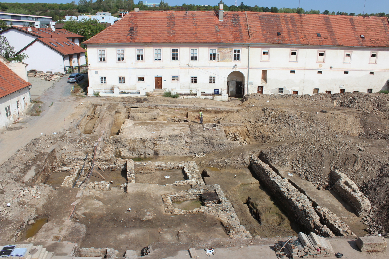 Zachovalá část tvrze ze 14. století, kterou našli archeologové na dvoře Jinonického zámku. Zachovalá část tvrze ze 14. století, kterou našli archeologové na dvoře Jinonického zámku.