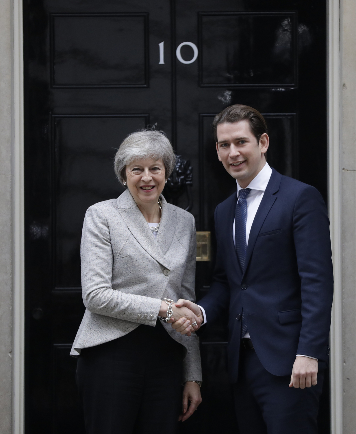Britská premiérka Theresa Mayová při setkání s rakouským kancléřem Sebastianem Kurzem.