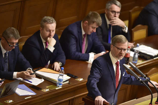 Předseda ODS Petr Fiala (vpředu).