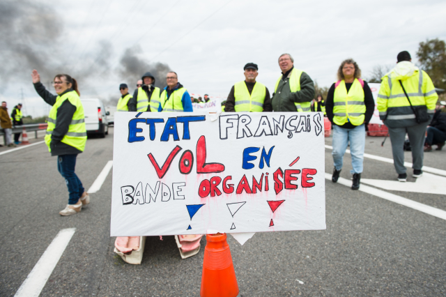 Vlna pouličních protestů proti zvyšování cen pohonných hmot. Kvůli oblečení se protestujícím přezdívá žluté vesty.