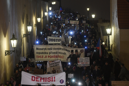 Masaryk naší demokratickou republiku přivedl na svět, hlásají transparenty protestujících. Masaryk naší demokratickou republiku přivedl na svět, hlásají transparenty protestujících.