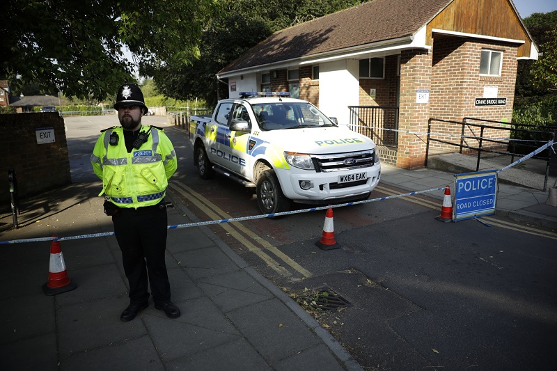 Británie obviňuje Rusko z březnové otravy bývalého ruského rozvědčíka, který poté pracoval pro Brity, Sergeje Skripala a jeho dcery Julie. Na místě policista v britském Salisbury, kde k útoku jedem došlo.