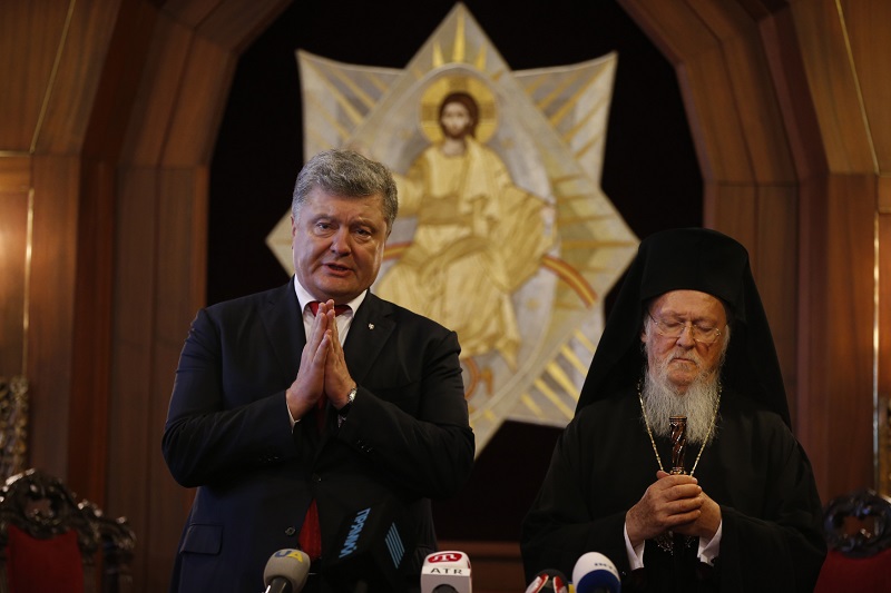 Ukrajinský prezident Petro Porošenko (vlevo) a konstantinopolský patriarcha Bartoloměj. Ukrajinský prezident Petro Porošenko (vlevo) a konstantinopolský patriarcha Bartoloměj.